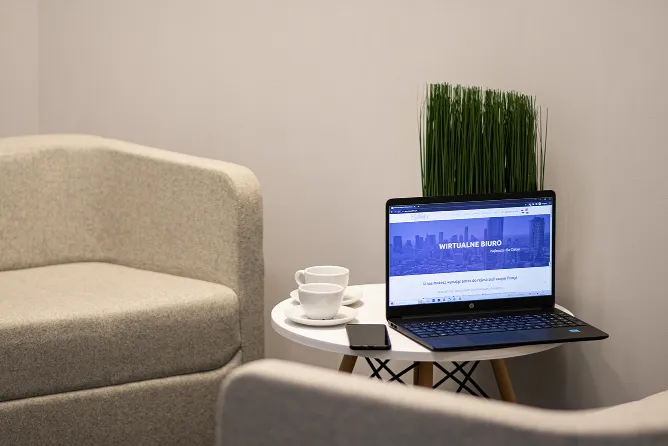 wirtualne biuro w warszawie na stronie internetowej w laptopie